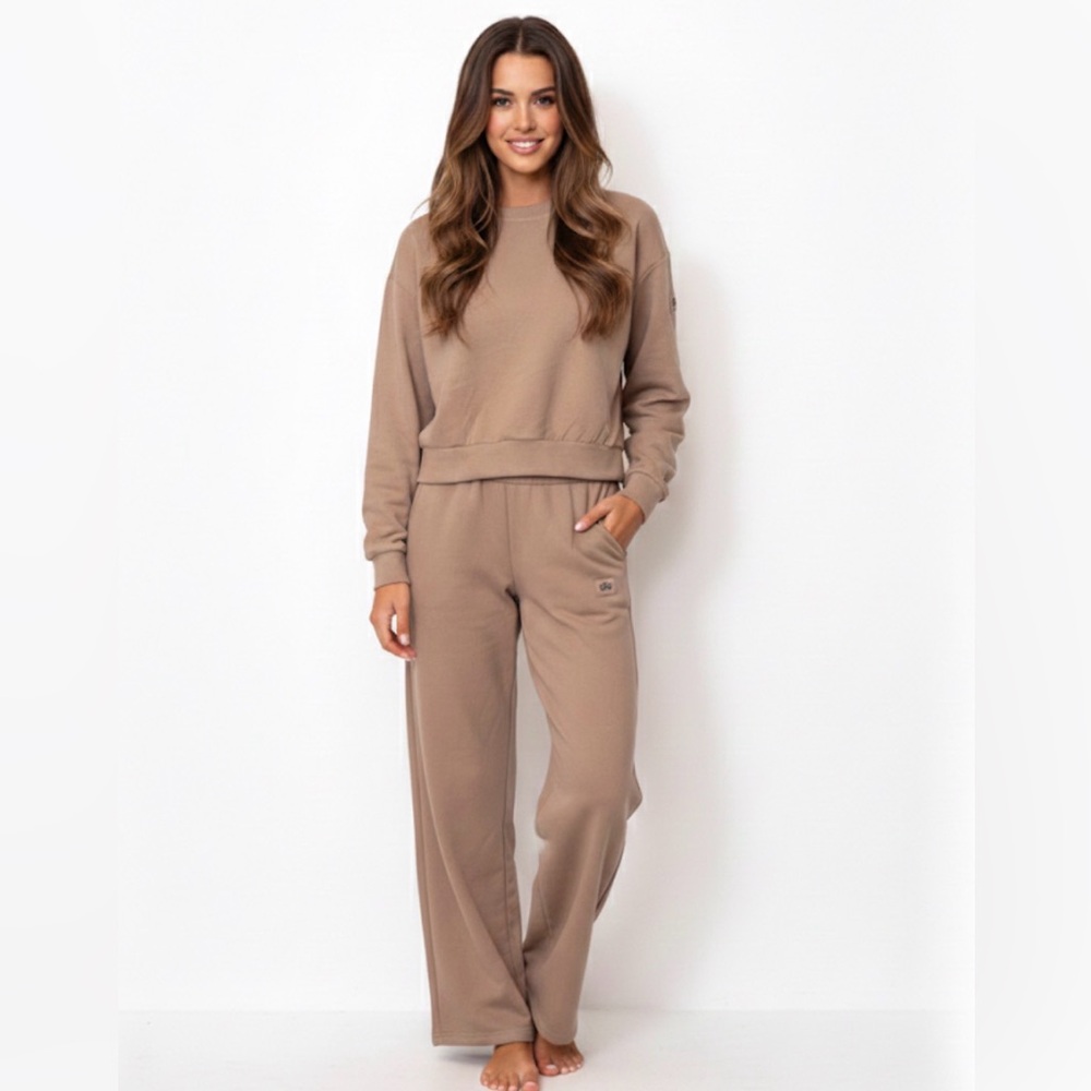 Alo Yoga "Apricot" Lounge Set – Everyday Luxury Size Large - Picture 2 of 10